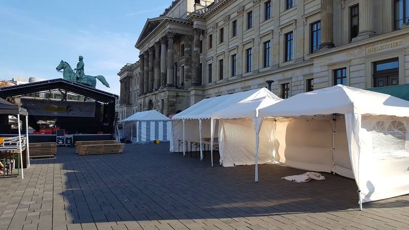 Partyzelt Zeltlandschaft auf dem Schlossplatz in Braunschweig